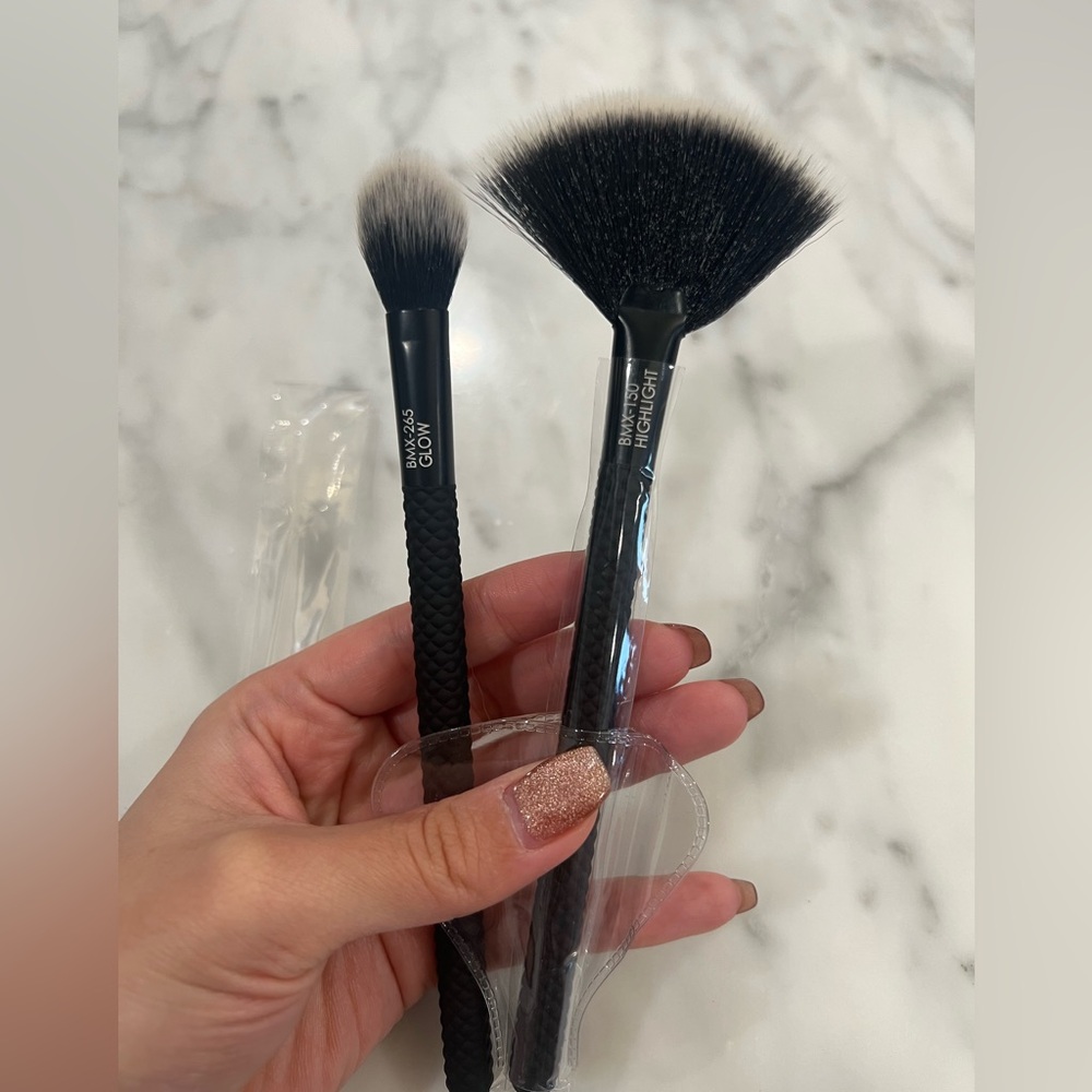 Brand NEW Moda Pro set of 2 brushes
